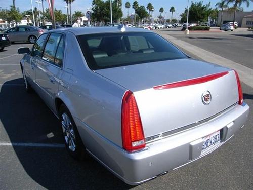 Cadillac DTS 2011 photo 2