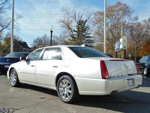Cadillac DTS 2011 photo 2