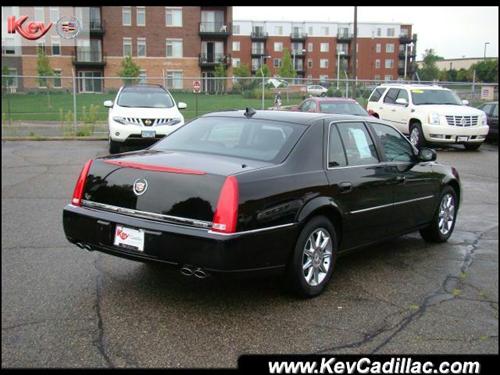 Cadillac DTS 2011 photo 1