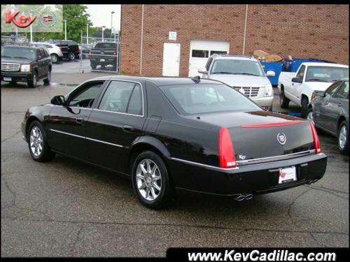 Cadillac DTS 2011 photo 2