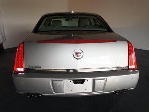 Cadillac DTS 2011 photo 2