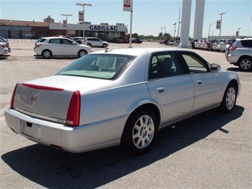 Cadillac DTS 2011 photo 2
