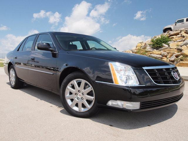 Cadillac DTS 2011 photo 1
