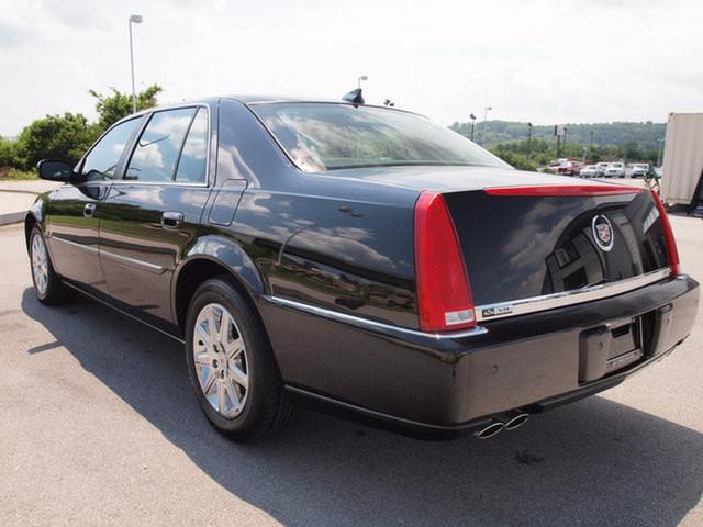 Cadillac DTS 2011 photo 2