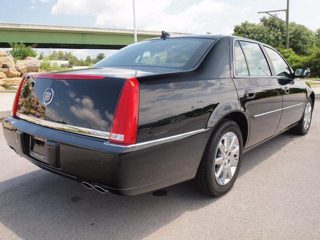 Cadillac DTS 2011 photo 3