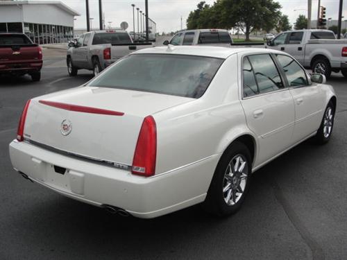 Cadillac DTS 2011 photo 1