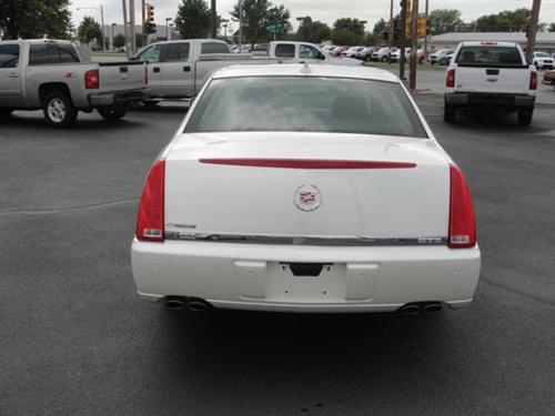Cadillac DTS 2011 photo 2