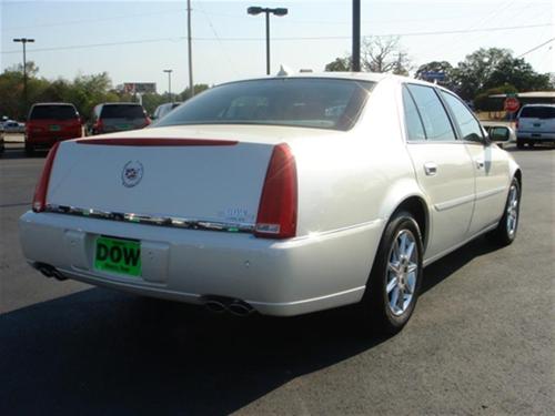 Cadillac DTS 2011 photo 2