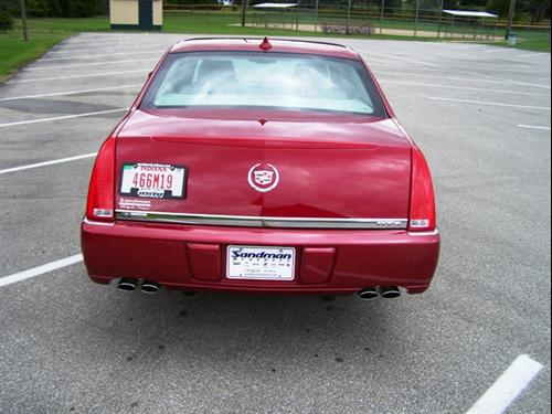 Cadillac DTS 2011 photo 2