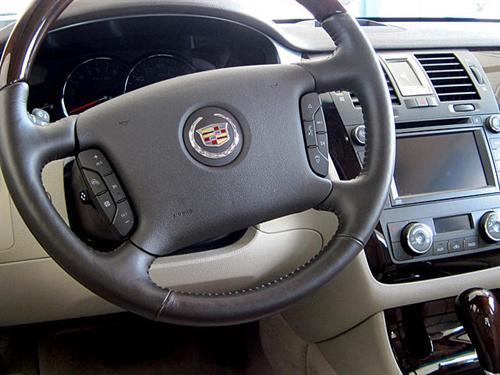 Cadillac DTS 2011 photo 2