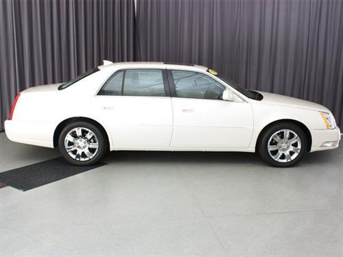 Cadillac DTS 2011 photo 2