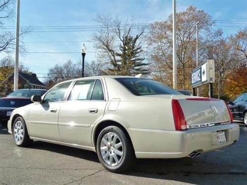 Cadillac DTS 2011 photo 2