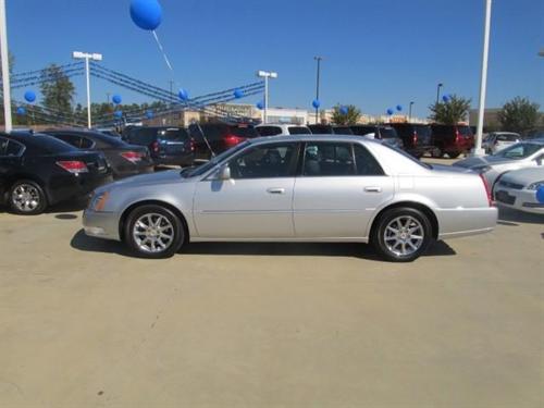 Cadillac DTS 2011 photo 1