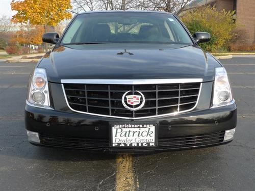 Cadillac DTS 2011 photo 2