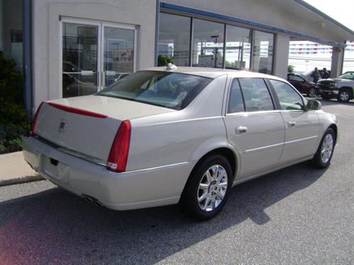 Cadillac DTS 2011 photo 2