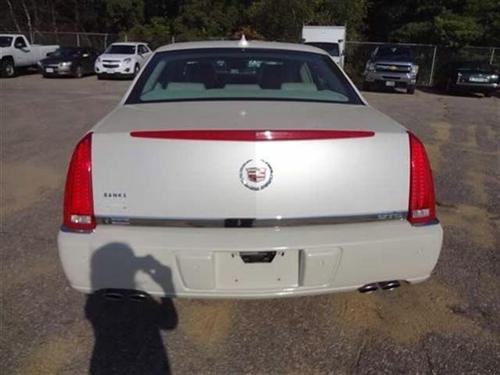 Cadillac DTS 2011 photo 3