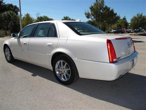 Cadillac DTS 2011 photo 1