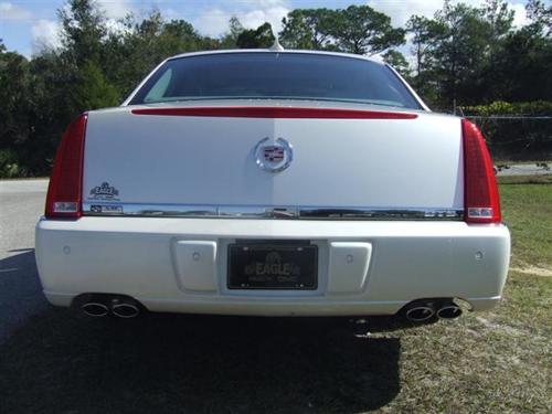 Cadillac DTS 2011 photo 2