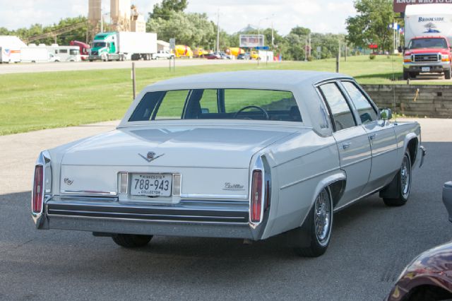 Cadillac Deville 1984 photo 2