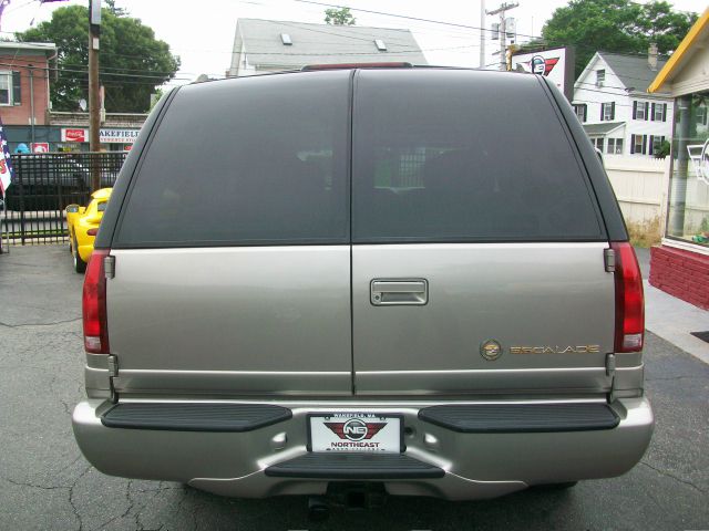 Cadillac Escalade 2000 photo 1