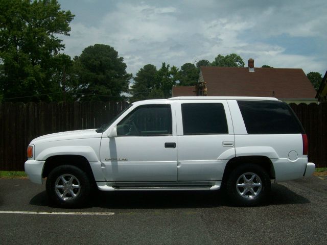 Cadillac Escalade 2000 photo 1