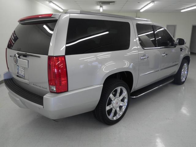 Cadillac Escalade ESV 2010 photo 2