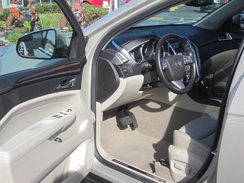 Cadillac SRX 2011 photo 2