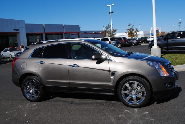 Cadillac SRX 2011 photo 2