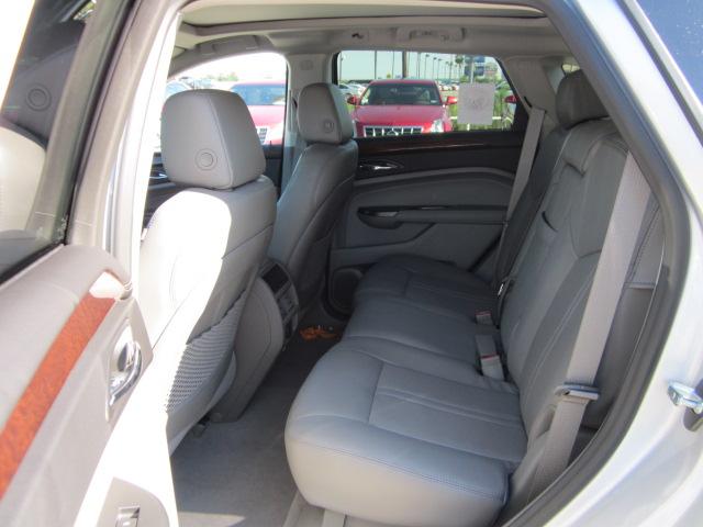 Cadillac SRX 2012 photo 2