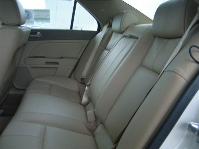 Cadillac STS 2011 photo 5