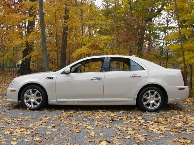 Cadillac STS 2011 photo 5