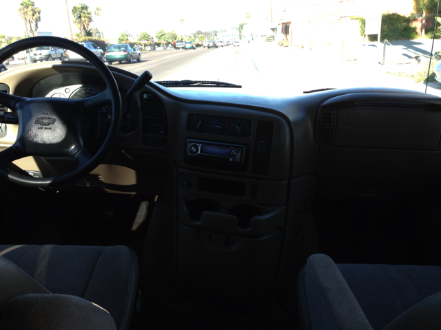 Chevrolet Astro 2000 photo 2
