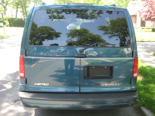 Chevrolet Astro 2000 photo 2
