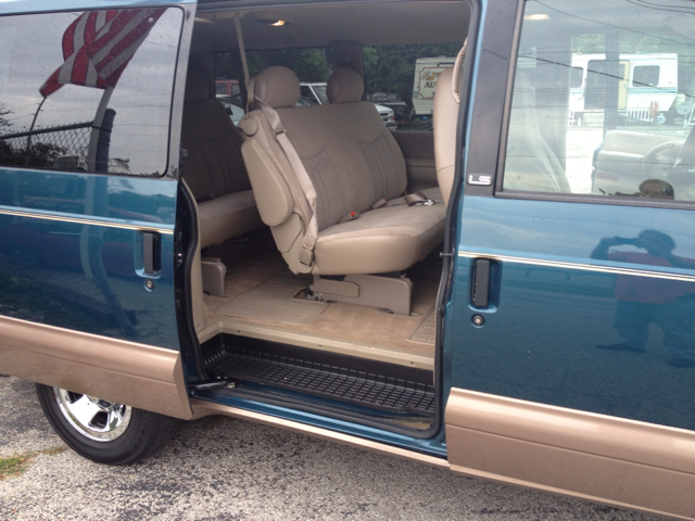 Chevrolet Astro 2001 photo 4