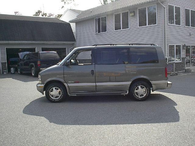 Chevrolet Astro 2001 photo 3