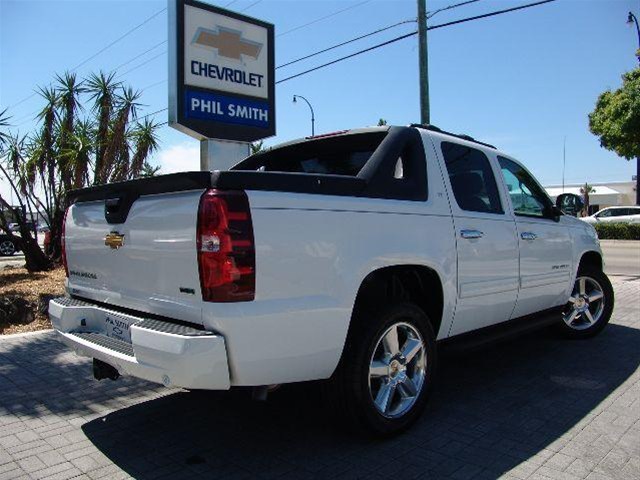 Chevrolet Avalanche 2011 photo 2
