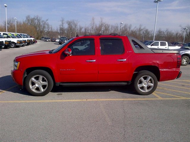 Chevrolet Avalanche 2011 photo 2