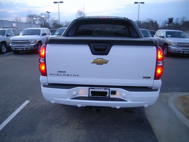 Chevrolet Avalanche 2011 photo 2