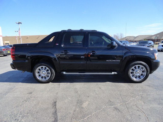 Chevrolet Avalanche 2011 photo 2