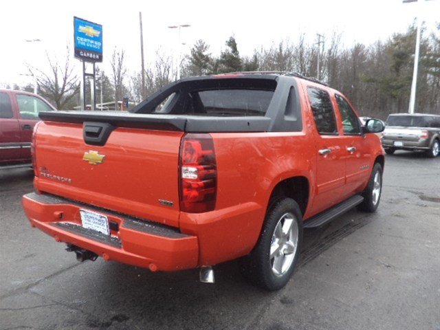 Chevrolet Avalanche 2011 photo 2