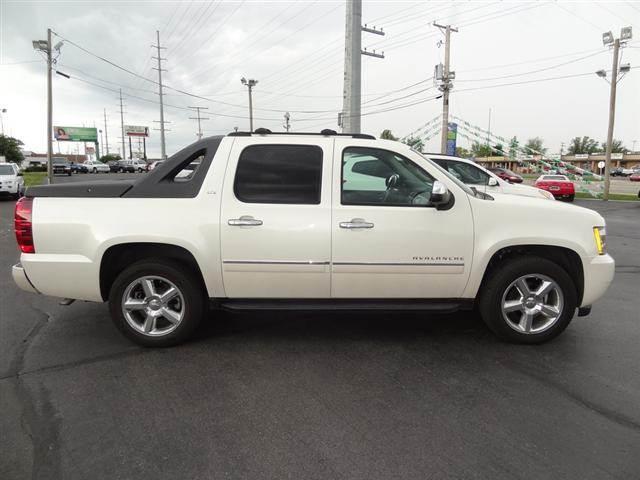 Chevrolet Avalanche 2011 photo 2