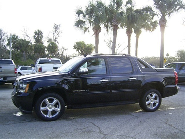 Chevrolet Avalanche 2011 photo 2