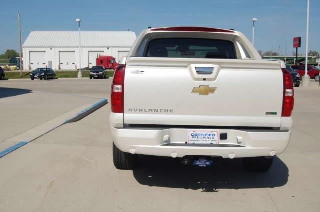 Chevrolet Avalanche 2011 photo 2