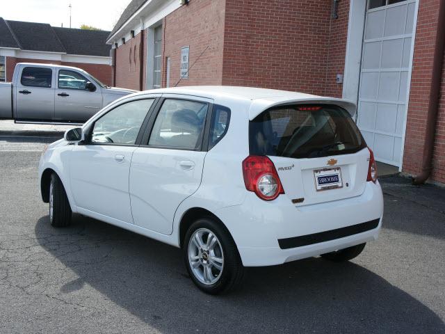 Chevrolet Aveo5 2011 photo 2