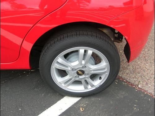 Chevrolet Aveo5 2011 photo 2