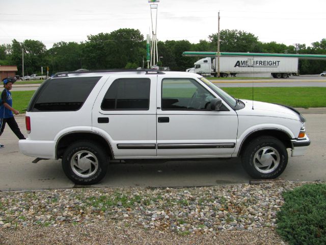 Chevrolet Blazer 2001 photo 2