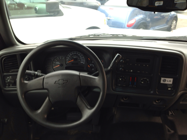 Chevrolet C1500 2004 photo 2
