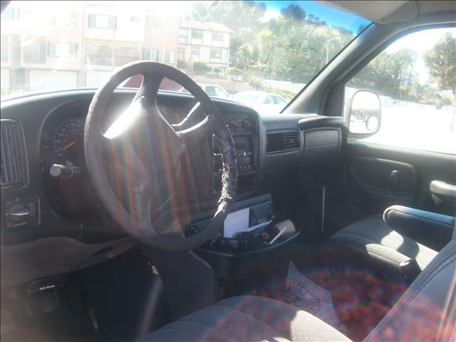 Chevrolet C3500 2001 photo 2