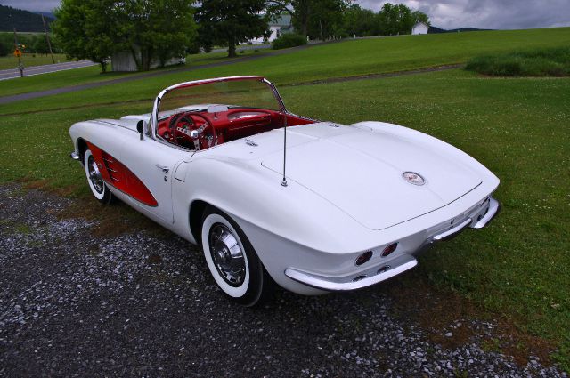 Chevrolet Corvette 1961 photo 24