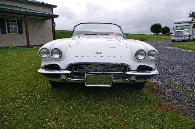 Chevrolet Corvette 1961 photo 38